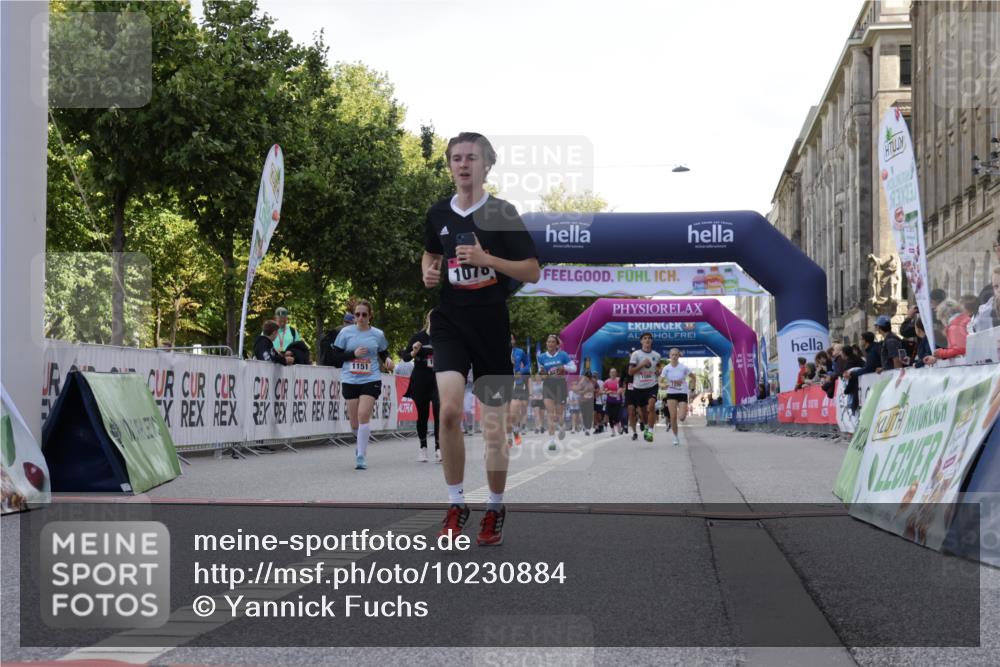 06.09.2026 - CURREX Alsterlauf Yannick Fuchs http://msf.ph/oto/10230884 06.09.2026 11:54:23 Ziel 1078, 1086, 1104, 1151, 1166, 1167, 1192, 1322, 1323, 1332, 1339, 8018, 8239, 8240 meine-sportfotos.de