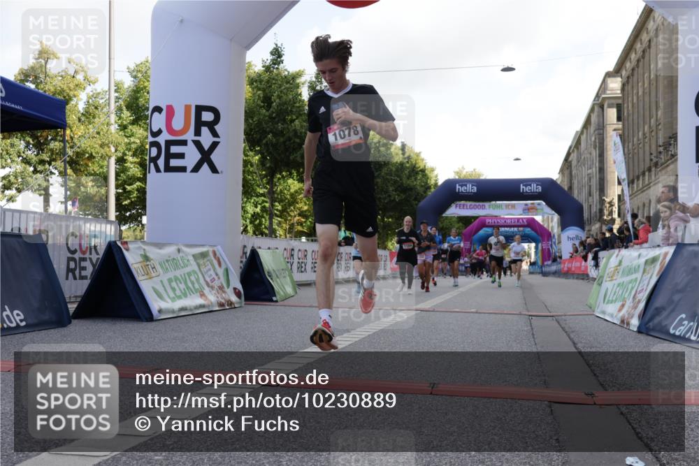 06.09.2026 - CURREX Alsterlauf Yannick Fuchs http://msf.ph/oto/10230889 06.09.2026 11:54:24 Ziel 1078, 1086, 1104, 1151, 1166, 1167, 1322, 1332, 1339, 8239, 8240 meine-sportfotos.de