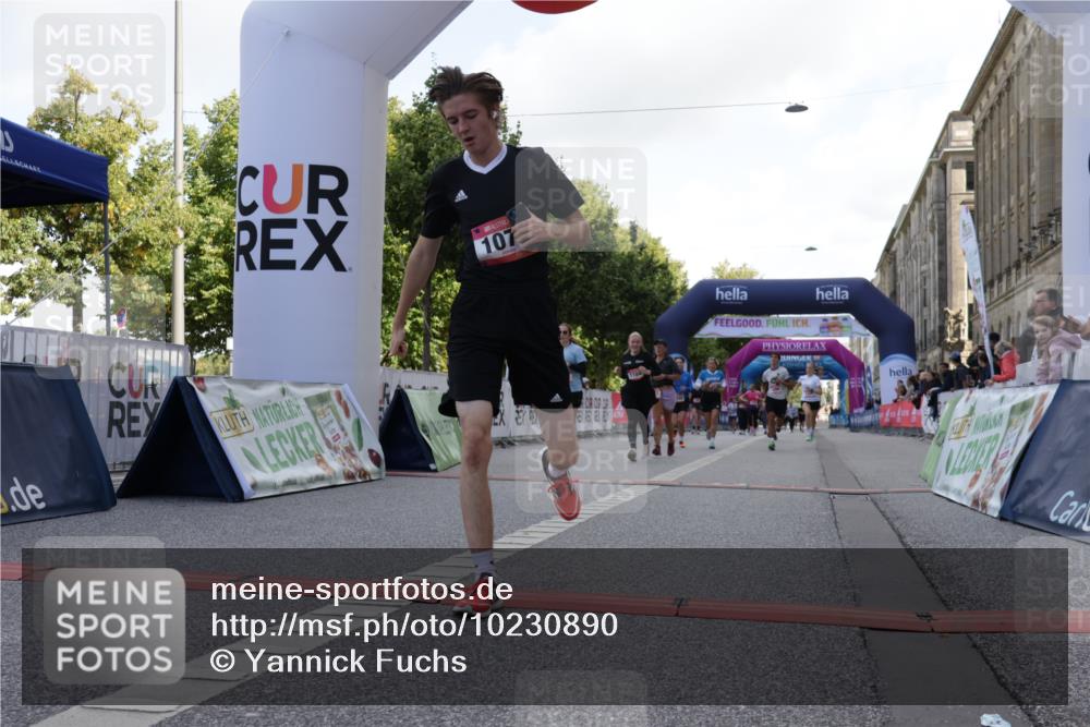 06.09.2026 - CURREX Alsterlauf Yannick Fuchs http://msf.ph/oto/10230890 06.09.2026 11:54:24 Ziel 1078, 1086, 1104, 1151, 1166, 1167, 1322, 1332, 1339, 8239, 8240 meine-sportfotos.de
