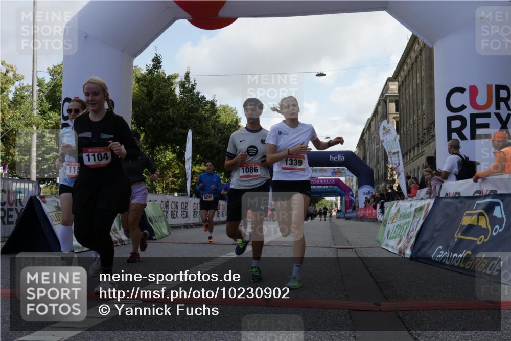 06.09.2026 - CURREX Alsterlauf Yannick Fuchs http://msf.ph/oto/10230902 06.09.2026 11:54:28 Ziel 1078, 1086, 1104, 1151, 1191, 1328, 1332, 1339, 8185, 8239, 8240 meine-sportfotos.de