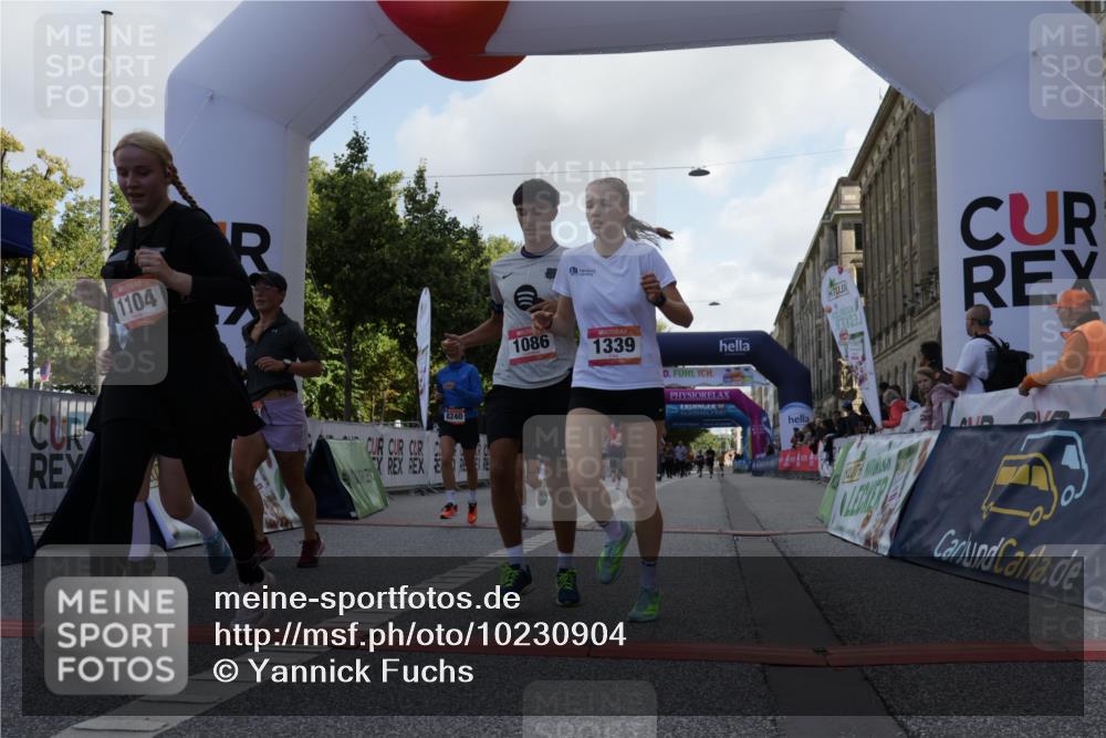 06.09.2026 - CURREX Alsterlauf Yannick Fuchs http://msf.ph/oto/10230904 06.09.2026 11:54:28 Ziel 1078, 1086, 1104, 1151, 1191, 1328, 1332, 1339, 8185, 8239, 8240 meine-sportfotos.de