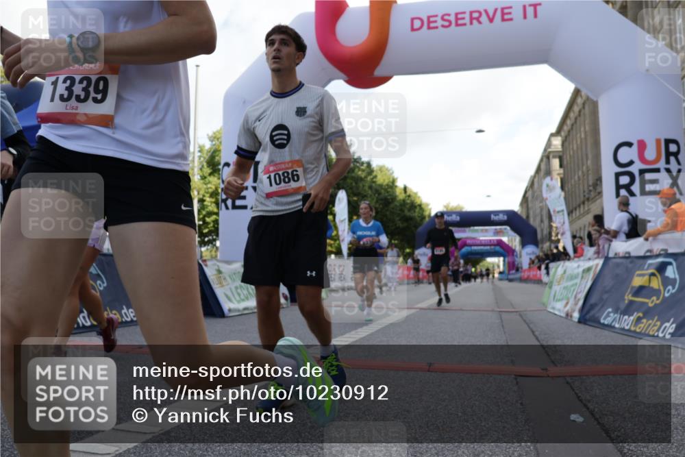 06.09.2026 - CURREX Alsterlauf Yannick Fuchs http://msf.ph/oto/10230912 06.09.2026 11:54:29 Ziel 1078, 1086, 1104, 1151, 1191, 1328, 1332, 1339, 8185, 8239, 8240 meine-sportfotos.de