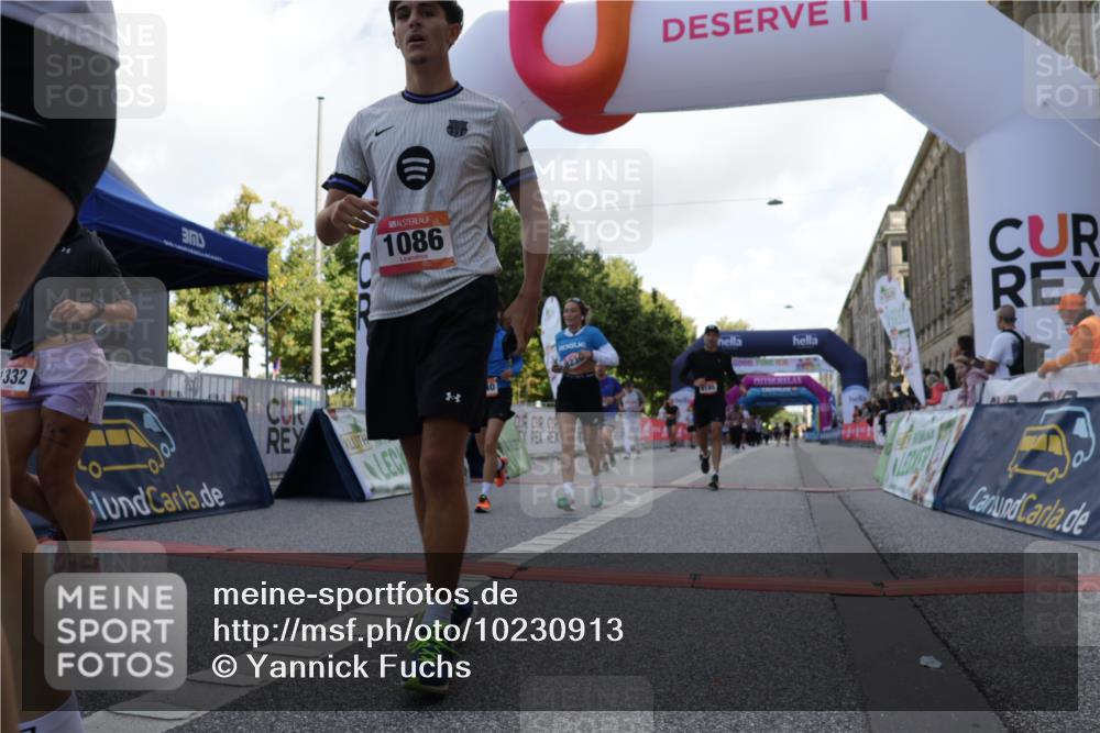 06.09.2026 - CURREX Alsterlauf Yannick Fuchs http://msf.ph/oto/10230913 06.09.2026 11:54:29 Ziel 1078, 1086, 1104, 1151, 1191, 1328, 1332, 1339, 8185, 8239, 8240 meine-sportfotos.de