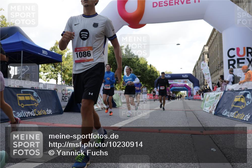 06.09.2026 - CURREX Alsterlauf Yannick Fuchs http://msf.ph/oto/10230914 06.09.2026 11:54:29 Ziel 1078, 1086, 1104, 1151, 1191, 1328, 1332, 1339, 8185, 8239, 8240 meine-sportfotos.de