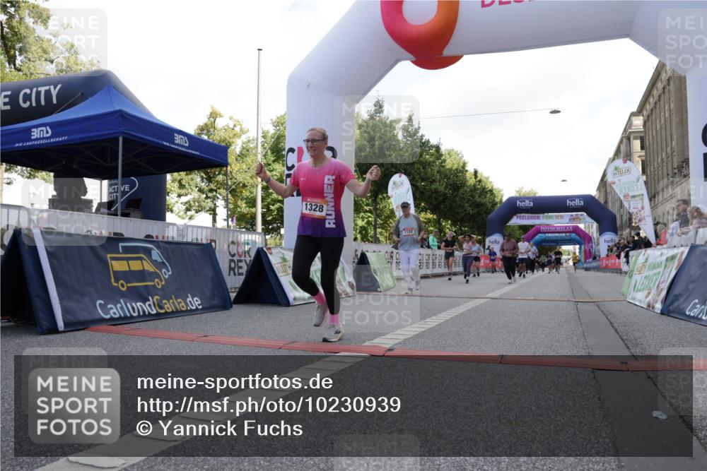 06.09.2026 - CURREX Alsterlauf Yannick Fuchs http://msf.ph/oto/10230939 06.09.2026 11:54:34 Ziel 1086, 1122, 1168, 1191, 1289, 1325, 1328, 1332, 1339, 8185, 8239, 8240 meine-sportfotos.de
