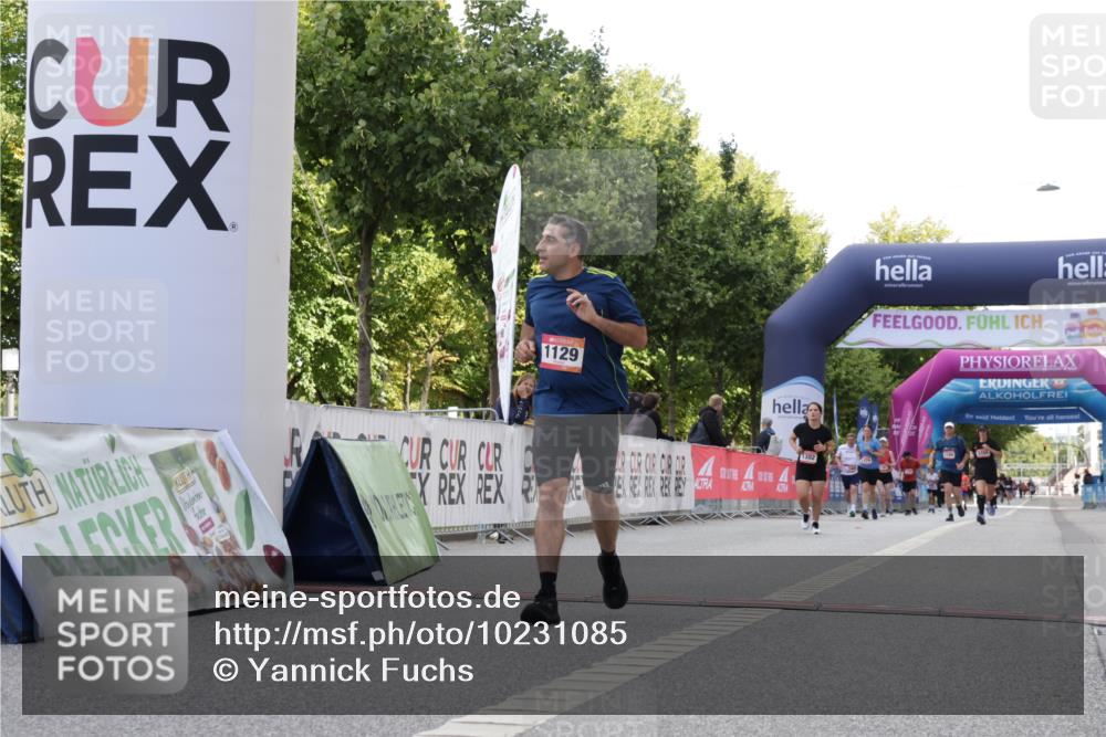 06.09.2026 - CURREX Alsterlauf Yannick Fuchs http://msf.ph/oto/10231085 06.09.2026 11:57:21 Ziel 1129, 1345, 1346, 8138 meine-sportfotos.de