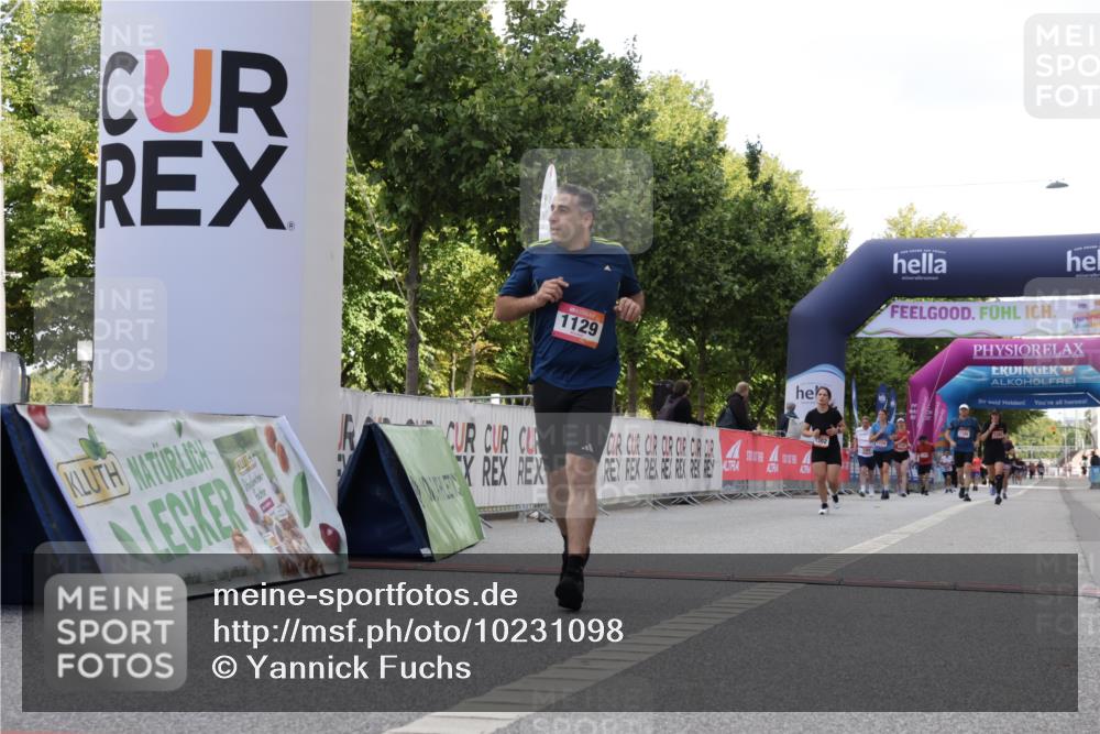06.09.2026 - CURREX Alsterlauf Yannick Fuchs http://msf.ph/oto/10231098 06.09.2026 11:57:22 Ziel 1129, 1346, 8138 meine-sportfotos.de