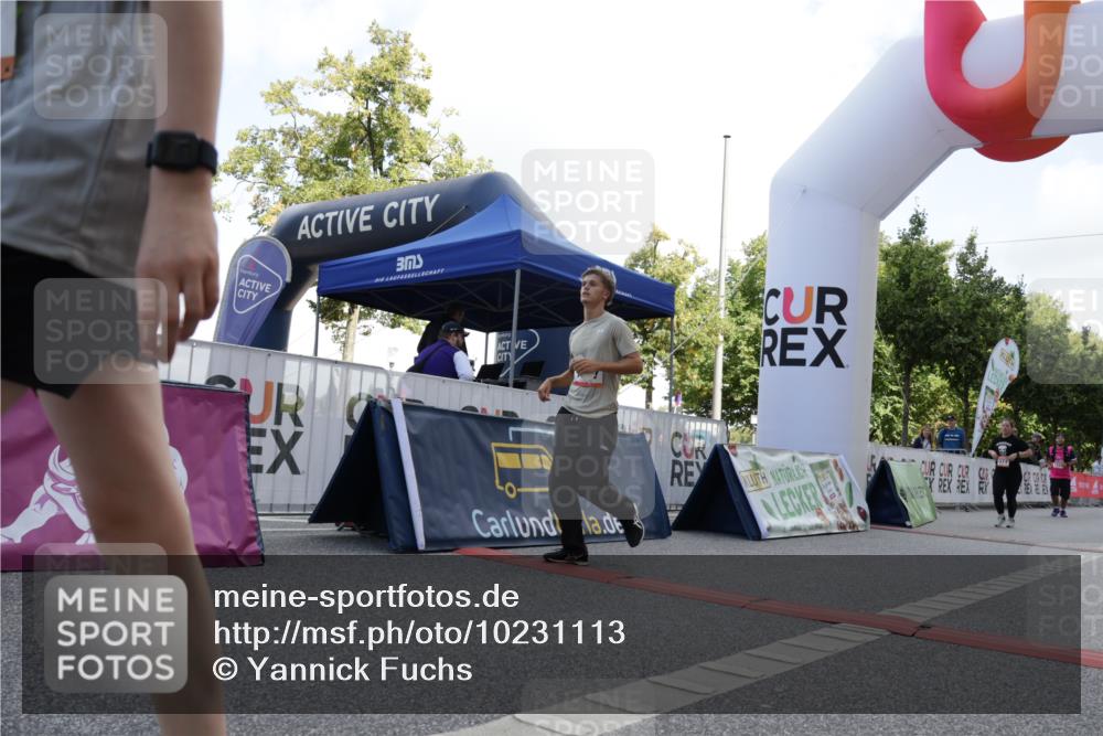 06.09.2026 - CURREX Alsterlauf Yannick Fuchs http://msf.ph/oto/10231113 06.09.2026 11:55:21 Ziel 1071, 1087, 1141, 1183, 1233, 1243, 1273, 1337, 1338, 8344 meine-sportfotos.de