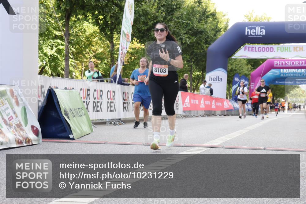 06.09.2026 - CURREX Alsterlauf Yannick Fuchs http://msf.ph/oto/10231229 06.09.2026 11:56:02 Ziel 1072, 1109, 1110, 1299, 1320, 1344, 8042, 8103, 8251, 8346 meine-sportfotos.de