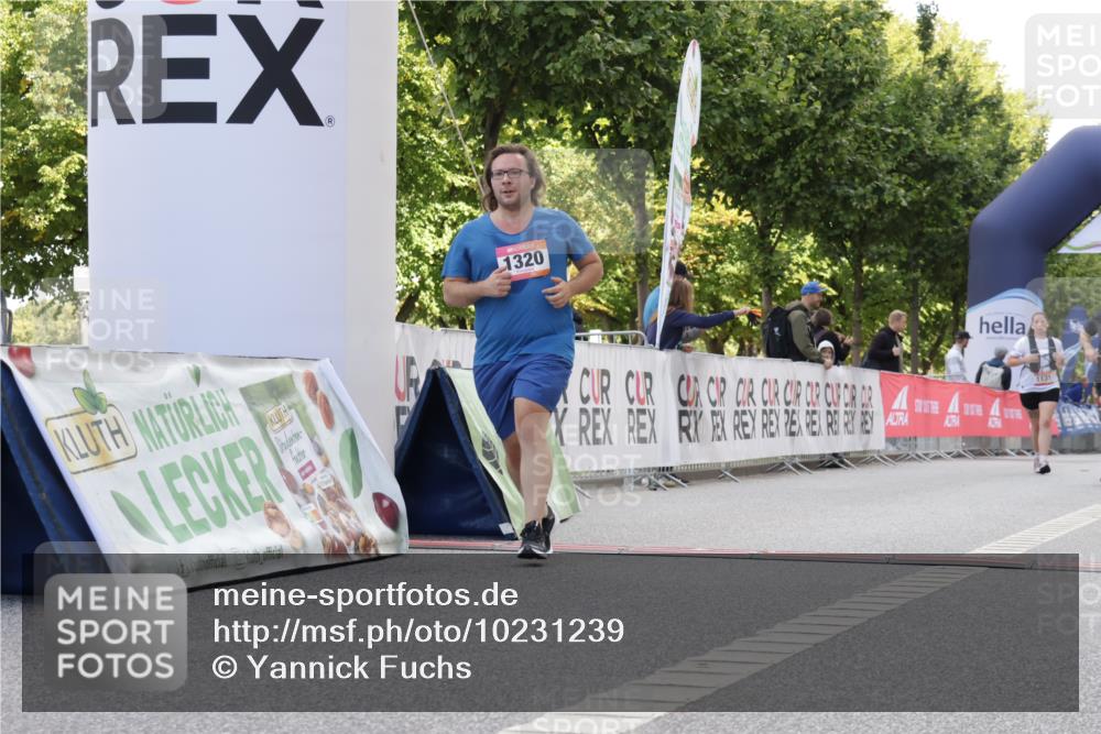 06.09.2026 - CURREX Alsterlauf Yannick Fuchs http://msf.ph/oto/10231239 06.09.2026 11:56:05 Ziel 1109, 1110, 1299, 1320, 1344, 8103, 8312 meine-sportfotos.de