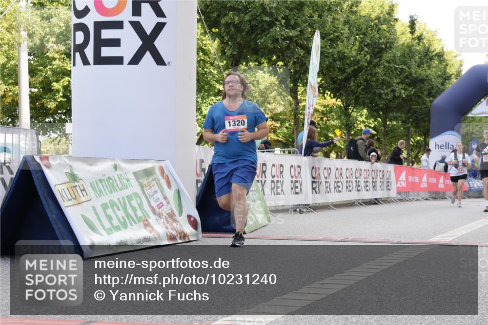 06.09.2026 - CURREX Alsterlauf Yannick Fuchs http://msf.ph/oto/10231240 06.09.2026 11:56:05 Ziel 1109, 1110, 1299, 1320, 1344, 8103, 8312 meine-sportfotos.de