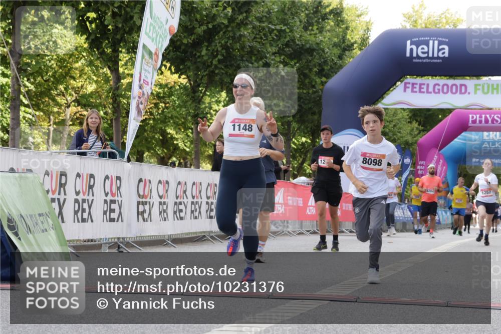 06.09.2026 - CURREX Alsterlauf Yannick Fuchs http://msf.ph/oto/10231376 06.09.2026 11:56:53 Ziel 1056, 1102, 1148, 1171, 1248, 1257, 1300, 1303, 1336, 6390, 8098 meine-sportfotos.de