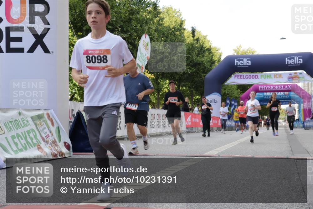 06.09.2026 - CURREX Alsterlauf Yannick Fuchs http://msf.ph/oto/10231391 06.09.2026 11:56:56 Ziel 1055, 1056, 1102, 1148, 1171, 1248, 1257, 1300, 1303, 8098, 8325, 8326 meine-sportfotos.de