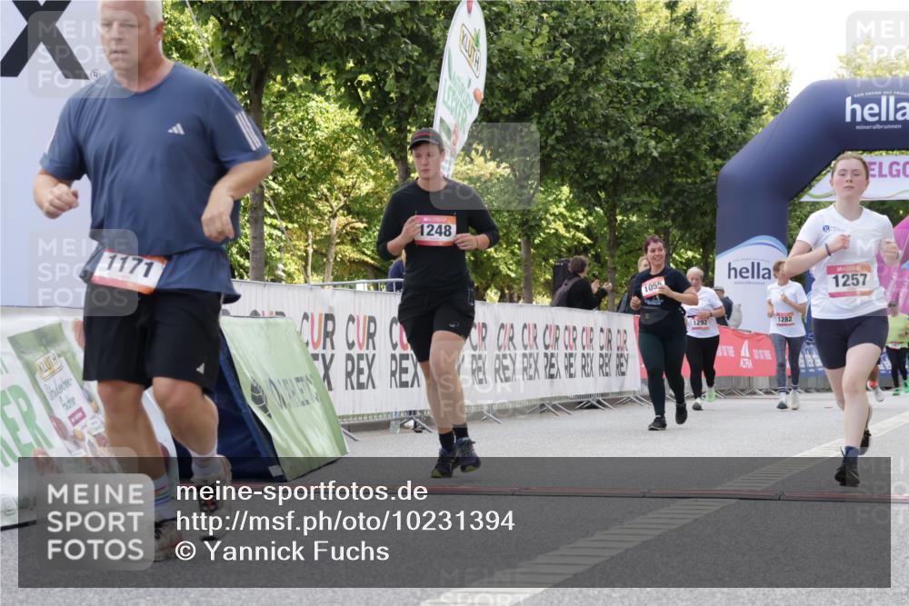 06.09.2026 - CURREX Alsterlauf Yannick Fuchs http://msf.ph/oto/10231394 06.09.2026 11:56:57 Ziel 1055, 1102, 1148, 1171, 1248, 1257, 1300, 8098, 8325, 8326 meine-sportfotos.de