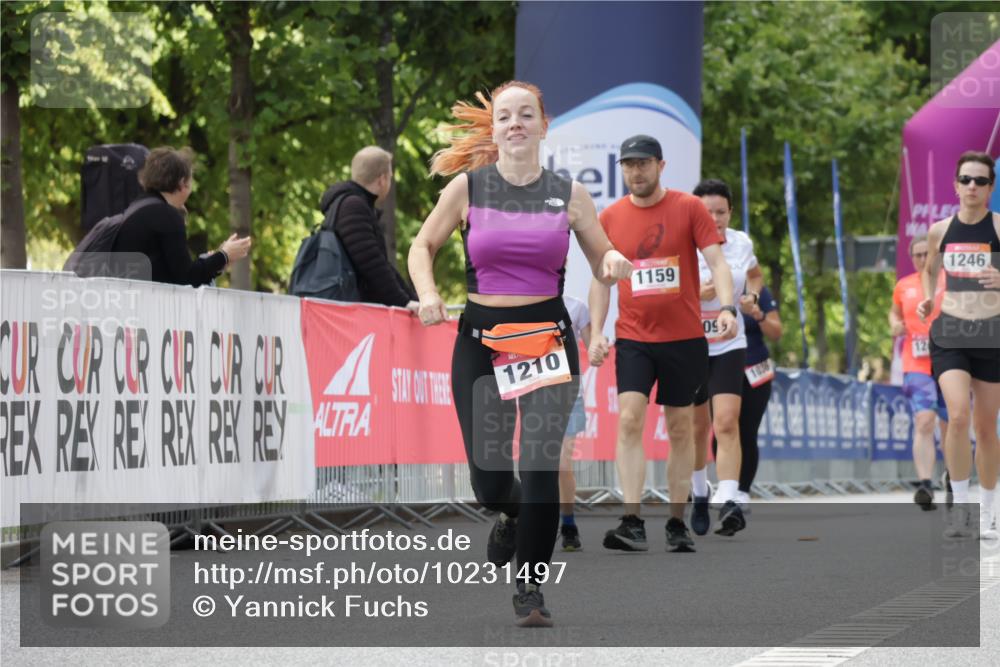 06.09.2026 - CURREX Alsterlauf Yannick Fuchs http://msf.ph/oto/10231497 06.09.2026 11:57:42 Ziel 1187, 1188, 1210, 2484 meine-sportfotos.de