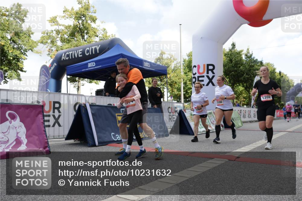 06.09.2026 - CURREX Alsterlauf Yannick Fuchs http://msf.ph/oto/10231632 06.09.2026 11:58:41 Ziel 1001, 1082, 1089, 1090, 1114, 1115, 1202, 1235, 1314, 1334, 8137 meine-sportfotos.de