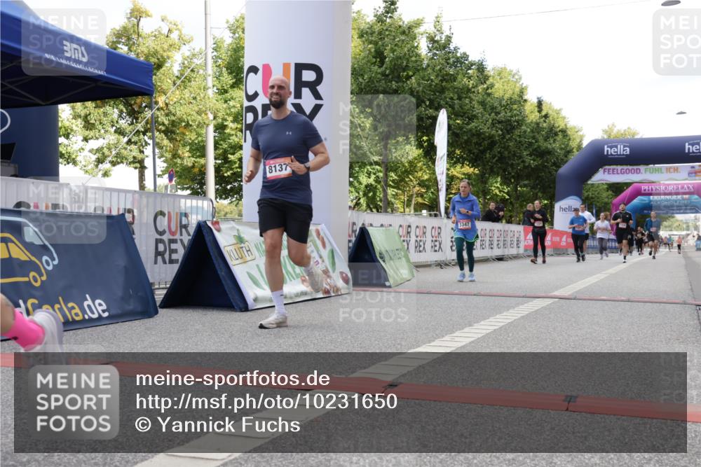 06.09.2026 - CURREX Alsterlauf Yannick Fuchs http://msf.ph/oto/10231650 06.09.2026 11:58:47 Ziel 1001, 1202, 1329, 1347, 8137 meine-sportfotos.de