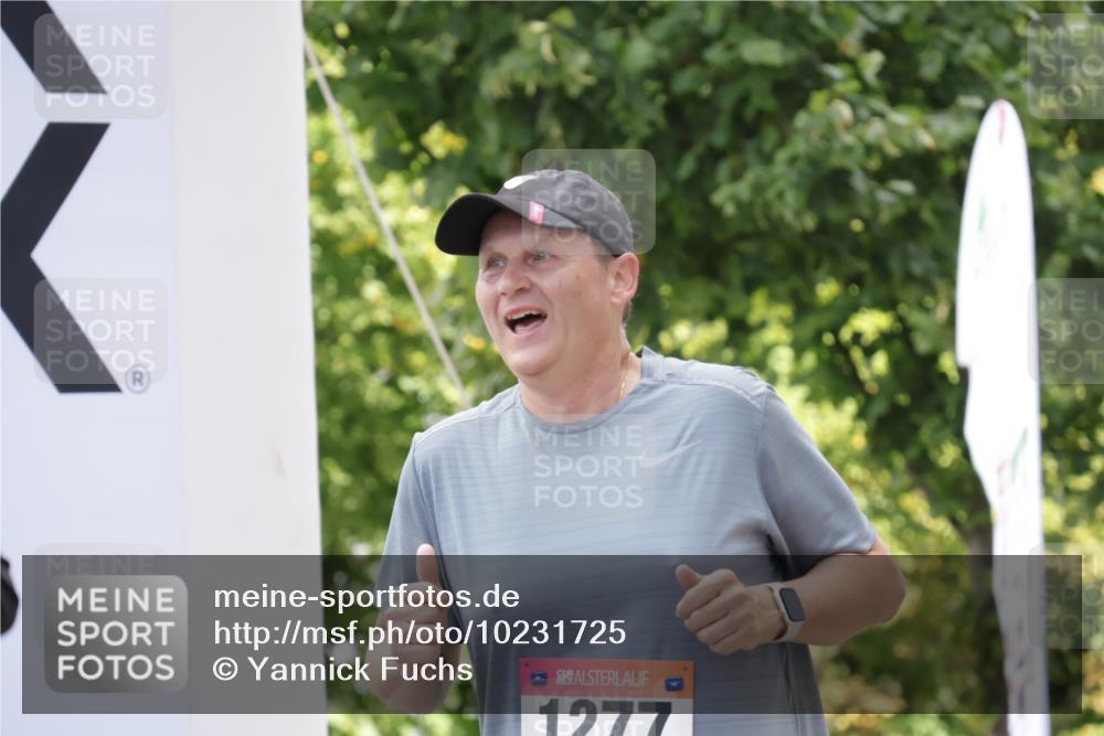 06.09.2026 - CURREX Alsterlauf Yannick Fuchs http://msf.ph/oto/10231725 06.09.2026 11:59:16 Ziel 1037, 1038, 1254, 1304, 1330 meine-sportfotos.de