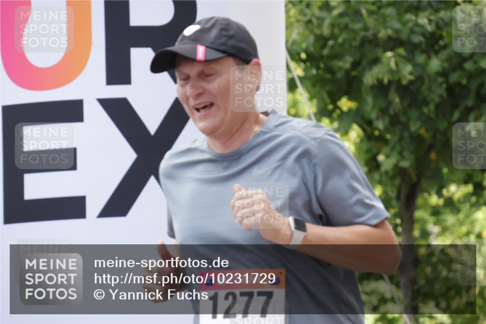 06.09.2026 - CURREX Alsterlauf Yannick Fuchs http://msf.ph/oto/10231729 06.09.2026 11:59:17 Ziel 1037, 1038, 1254, 1304, 1330 meine-sportfotos.de