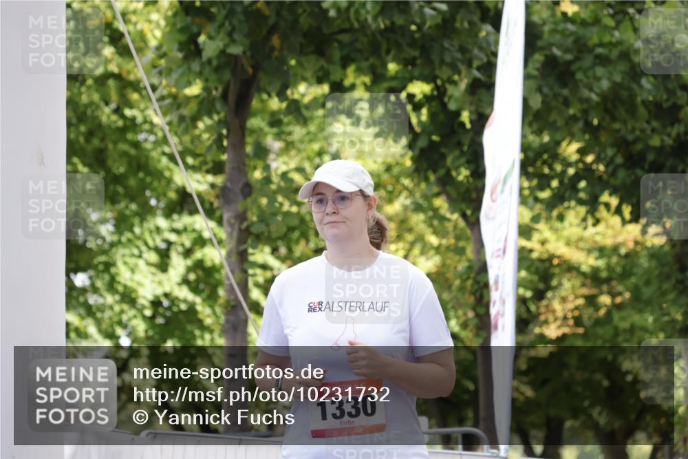 06.09.2026 - CURREX Alsterlauf Yannick Fuchs http://msf.ph/oto/10231732 06.09.2026 11:59:19 Ziel 1037, 1038, 1254, 1304, 1330 meine-sportfotos.de