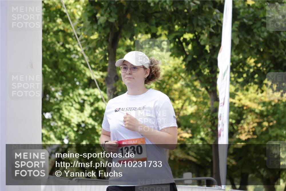 06.09.2026 - CURREX Alsterlauf Yannick Fuchs http://msf.ph/oto/10231733 06.09.2026 11:59:19 Ziel 1037, 1038, 1254, 1304, 1330 meine-sportfotos.de