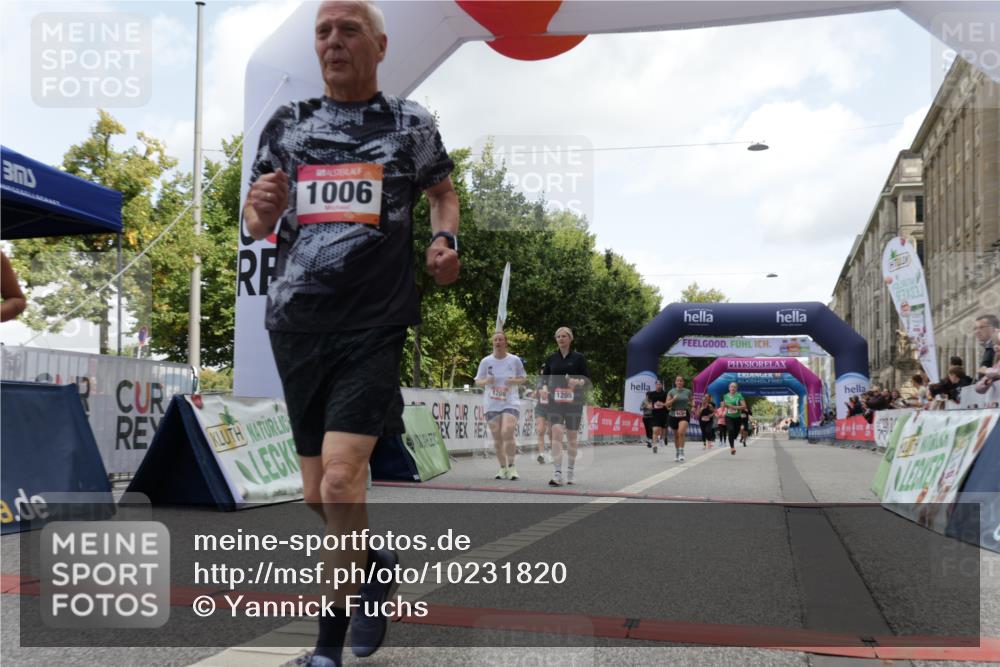 06.09.2026 - CURREX Alsterlauf Yannick Fuchs http://msf.ph/oto/10231820 06.09.2026 11:59:45 Ziel 1006, 1098, 1120, 1205, 1206, 1215, 1262, 1266, 1275, 8139 meine-sportfotos.de