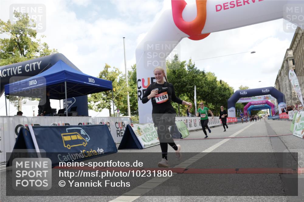 06.09.2026 - CURREX Alsterlauf Yannick Fuchs http://msf.ph/oto/10231880 06.09.2026 12:00:12 Ziel 1104, 1276, 1289, 1315, 1322, 8239, 8240 meine-sportfotos.de