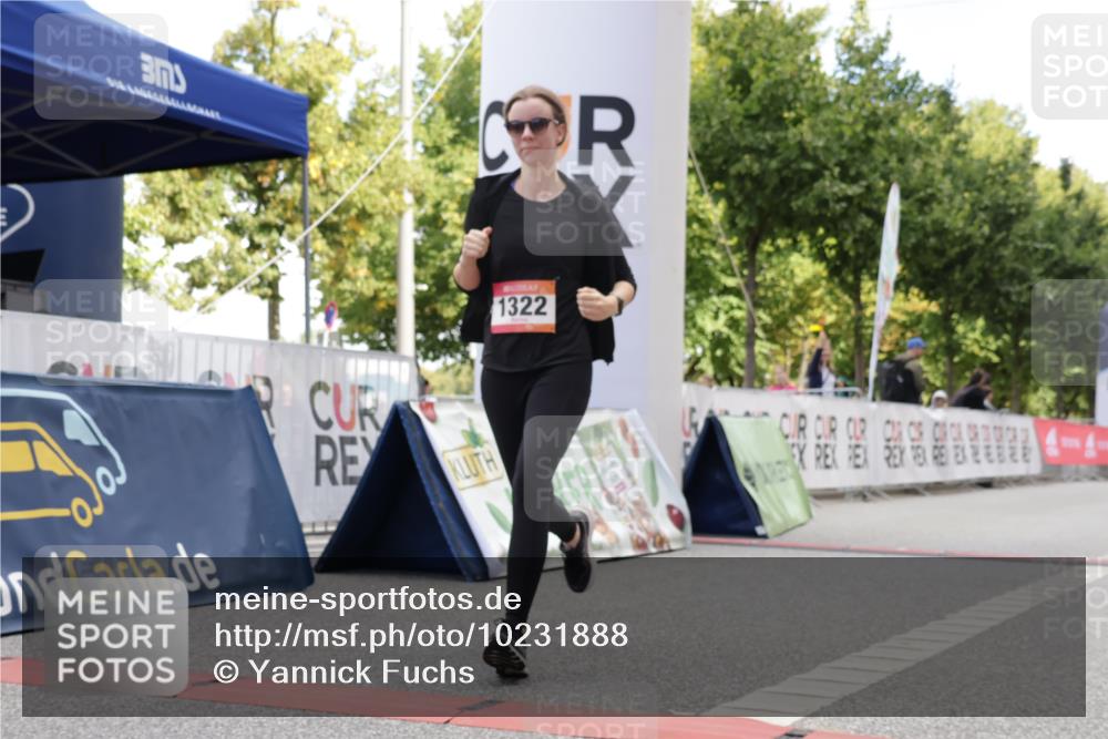 06.09.2026 - CURREX Alsterlauf Yannick Fuchs http://msf.ph/oto/10231888 06.09.2026 12:00:15 Ziel 1104, 1276, 1315, 1322, 8239, 8240 meine-sportfotos.de
