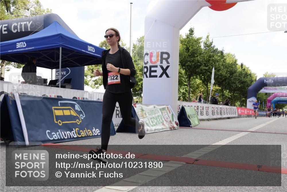 06.09.2026 - CURREX Alsterlauf Yannick Fuchs http://msf.ph/oto/10231890 06.09.2026 12:00:16 Ziel 1104, 1276, 1315, 1322, 8239, 8240 meine-sportfotos.de
