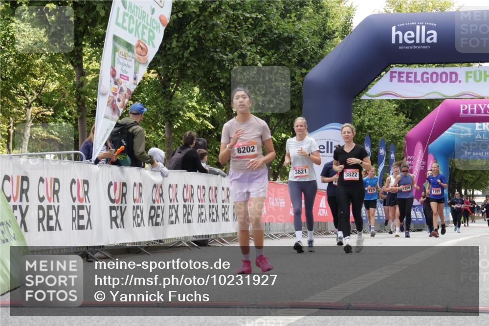 06.09.2026 - CURREX Alsterlauf Yannick Fuchs http://msf.ph/oto/10231927 06.09.2026 12:00:32 Ziel 1238, 1325, 1332, 8202 meine-sportfotos.de