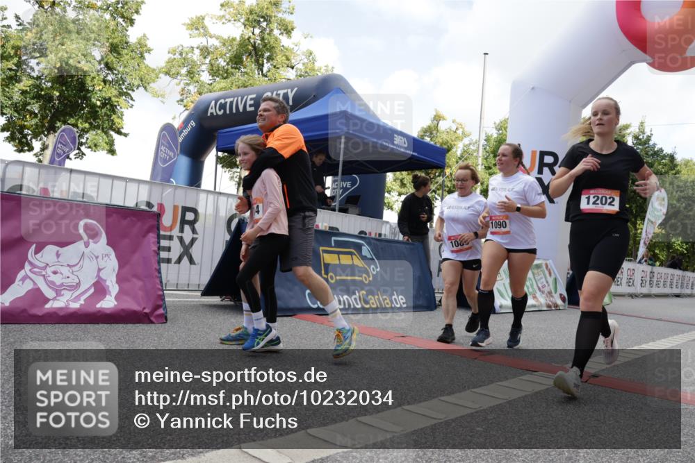 06.09.2026 - CURREX Alsterlauf Yannick Fuchs http://msf.ph/oto/10232034 06.09.2026 11:58:41 Ziel 1001, 1082, 1089, 1090, 1114, 1115, 1202, 1235, 1314, 1334, 8137 meine-sportfotos.de