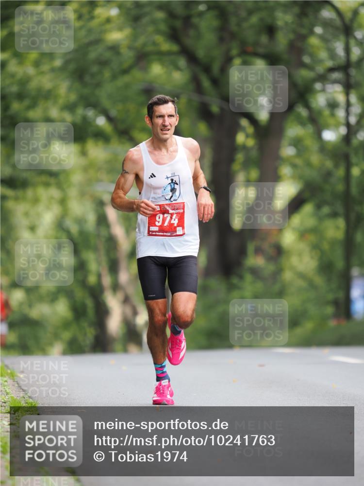 13.09.2026 - 21. swb-Marathon Bremen TobiasT http://msf.ph/oto/10241763 13.09.2026 11:13:14 Laufen 974, 0213, 21 meine-sportfotos.de
