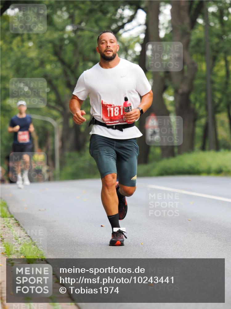 13.09.2026 - 21. swb-Marathon Bremen TobiasT http://msf.ph/oto/10243441 13.09.2026 11:38:31 Laufen 1181 meine-sportfotos.de