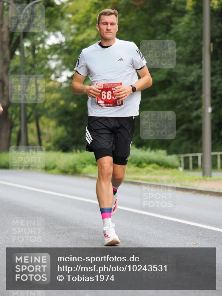 13.09.2026 - 21. swb-Marathon Bremen TobiasT http://msf.ph/oto/10243531 13.09.2026 11:39:32 Laufen 663, 1713 meine-sportfotos.de