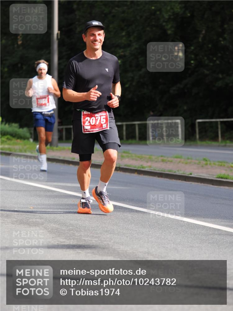 13.09.2026 - 21. swb-Marathon Bremen TobiasT http://msf.ph/oto/10243782 13.09.2026 11:42:29 Laufen 1056, 2075, 21, 26 meine-sportfotos.de