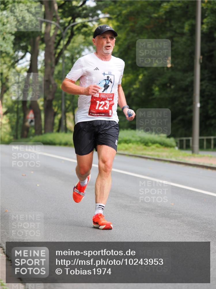 13.09.2026 - 21. swb-Marathon Bremen TobiasT http://msf.ph/oto/10243953 13.09.2026 11:44:06 Laufen 123, 21, 245 meine-sportfotos.de
