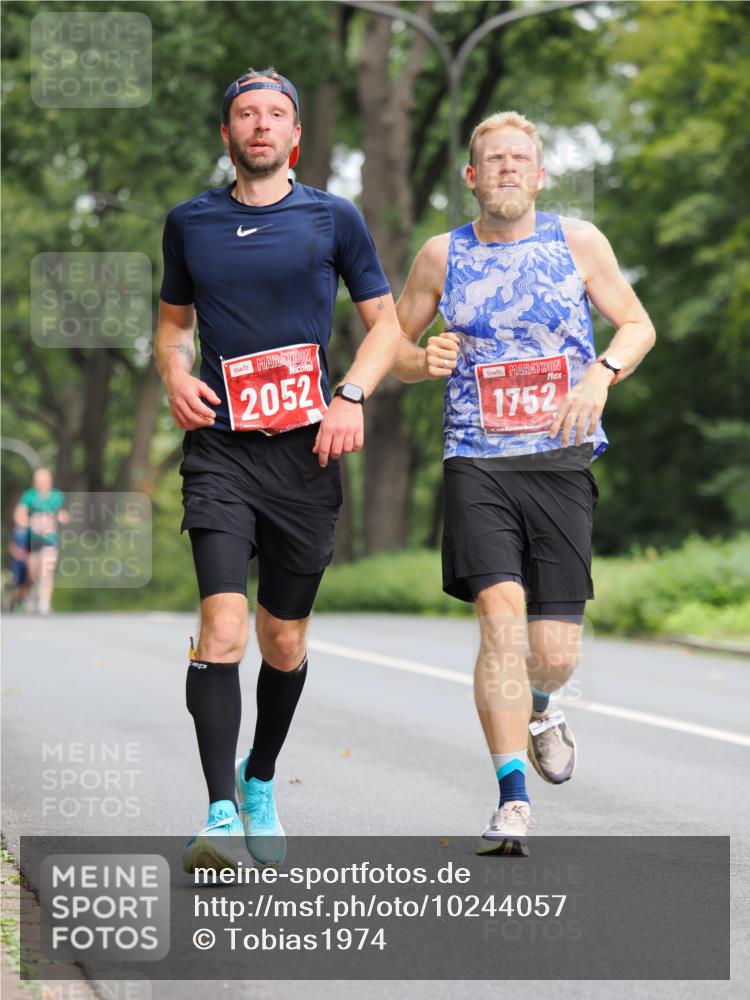 13.09.2026 - 21. swb-Marathon Bremen TobiasT http://msf.ph/oto/10244057 13.09.2026 11:45:01 Laufen 2052, 1752 meine-sportfotos.de
