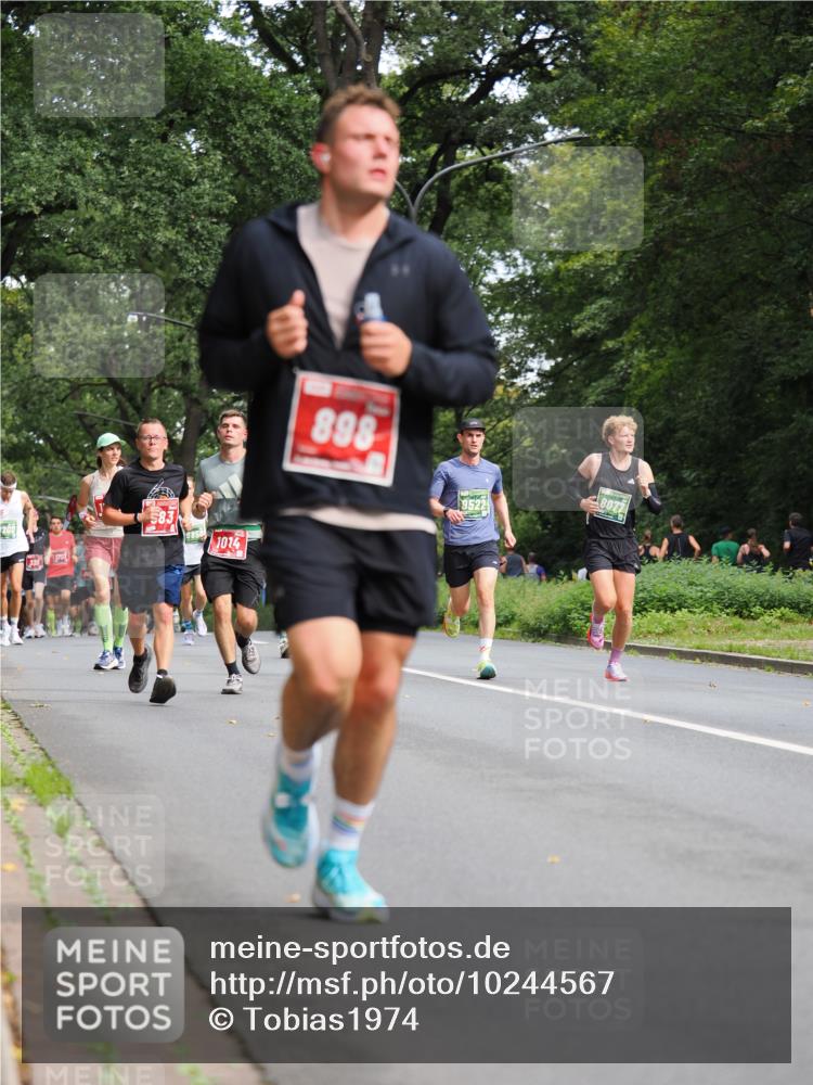 13.09.2026 - 21. swb-Marathon Bremen TobiasT http://msf.ph/oto/10244567 13.09.2026 11:50:18 Laufen 1014, 898, 9522, 8077 meine-sportfotos.de