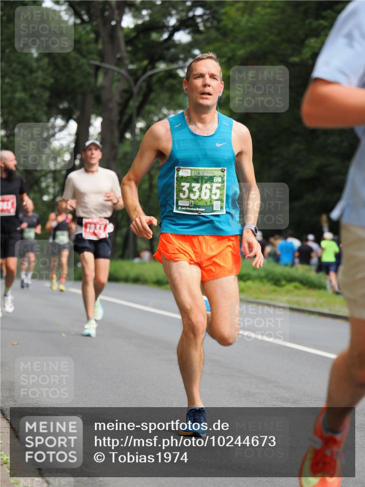 13.09.2026 - 21. swb-Marathon Bremen TobiasT http://msf.ph/oto/10244673 13.09.2026 11:51:16 Laufen 1933, 3365, 6269, 21 meine-sportfotos.de