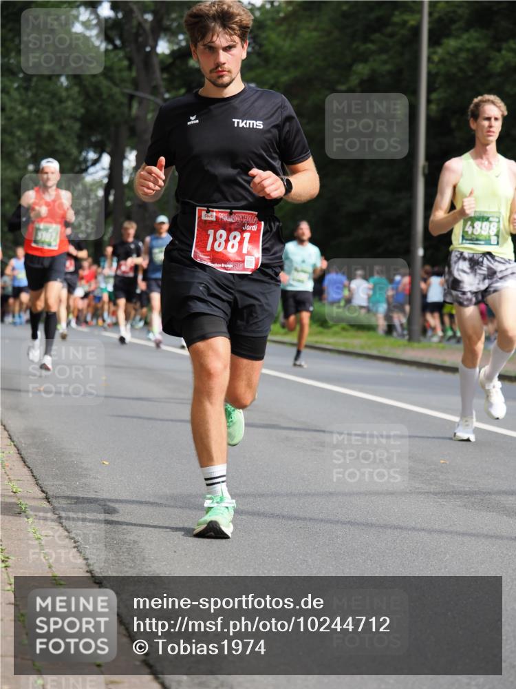 13.09.2026 - 21. swb-Marathon Bremen TobiasT http://msf.ph/oto/10244712 13.09.2026 11:51:34 Laufen 1881, 026, 4898 meine-sportfotos.de