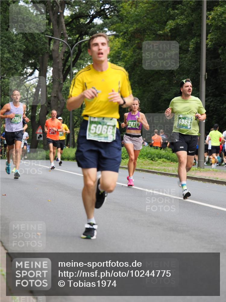 13.09.2026 - 21. swb-Marathon Bremen TobiasT http://msf.ph/oto/10244775 13.09.2026 11:51:57 Laufen 3701, 778, 5066, 78717, 6053 meine-sportfotos.de