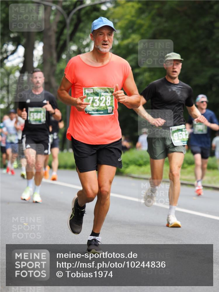 13.09.2026 - 21. swb-Marathon Bremen TobiasT http://msf.ph/oto/10244836 13.09.2026 11:52:32 Laufen 5505, 7328, 21, 9582 meine-sportfotos.de