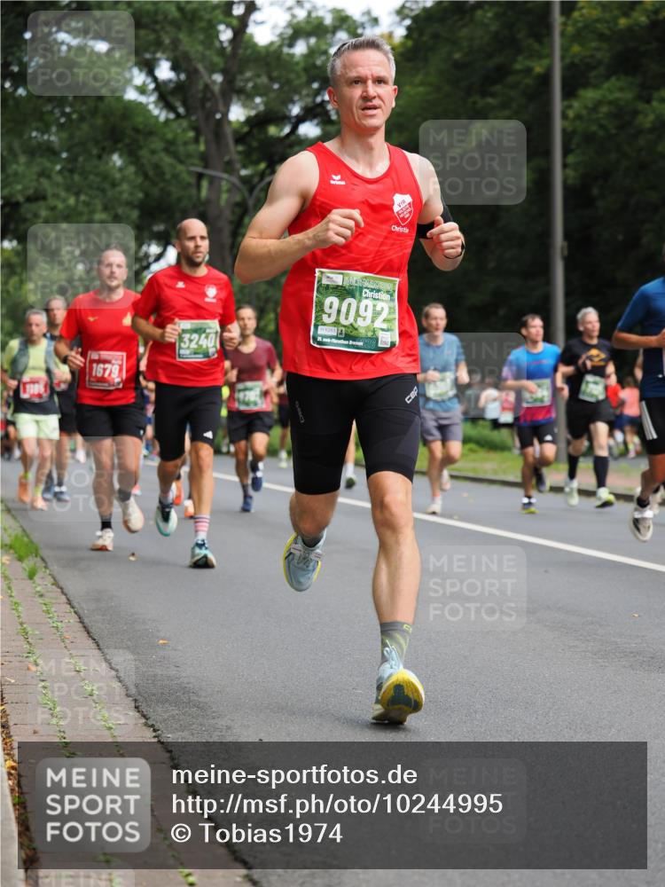 13.09.2026 - 21. swb-Marathon Bremen TobiasT http://msf.ph/oto/10244995 13.09.2026 11:53:37 Laufen 1679, 3240, 9092, 6263, 21, 26 meine-sportfotos.de