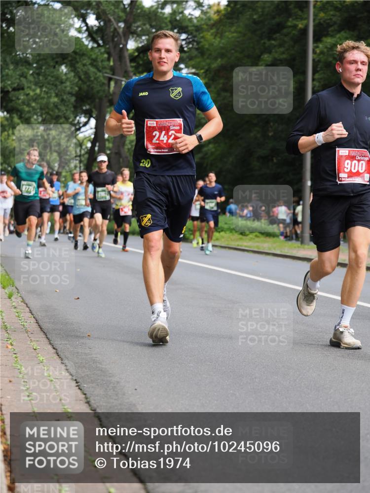 13.09.2026 - 21. swb-Marathon Bremen TobiasT http://msf.ph/oto/10245096 13.09.2026 11:53:59 Laufen 9775, 242, 2, 900 meine-sportfotos.de
