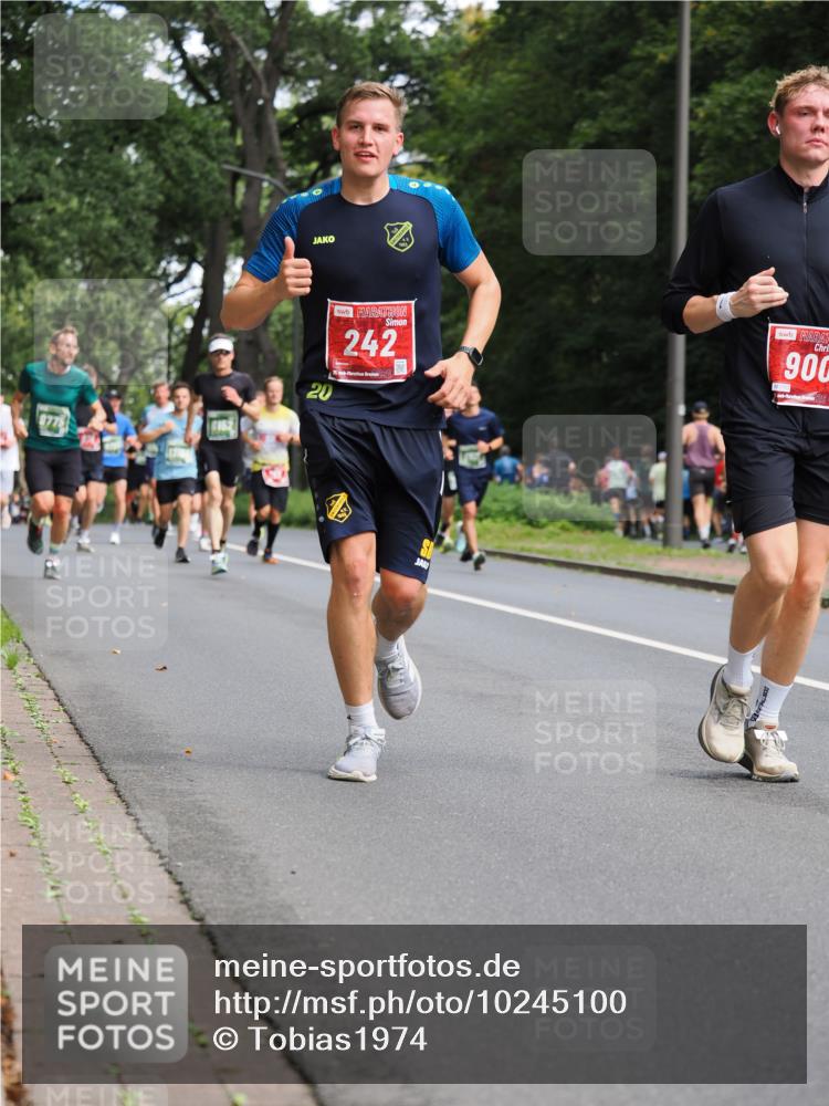 13.09.2026 - 21. swb-Marathon Bremen TobiasT http://msf.ph/oto/10245100 13.09.2026 11:53:59 Laufen 9775, 20, 242, 21, 900, 26 meine-sportfotos.de