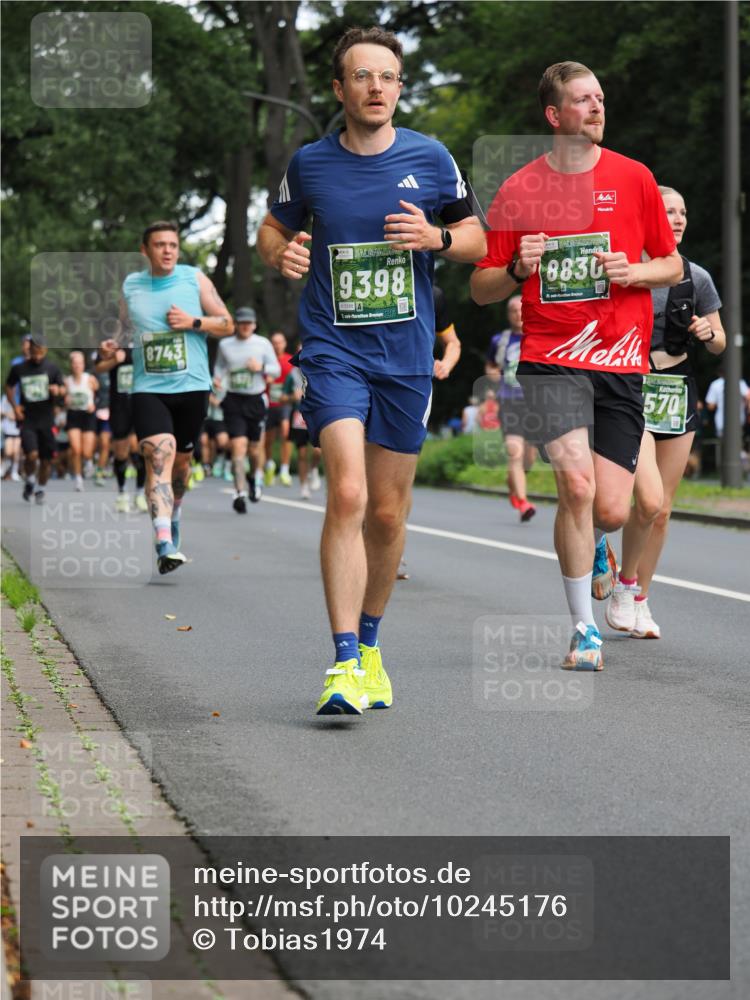 13.09.2026 - 21. swb-Marathon Bremen TobiasT http://msf.ph/oto/10245176 13.09.2026 11:54:28 Laufen 8743, 9398, 1, 26, 8830, 570 meine-sportfotos.de