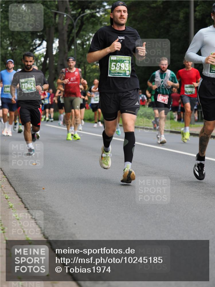 13.09.2026 - 21. swb-Marathon Bremen TobiasT http://msf.ph/oto/10245185 13.09.2026 11:54:34 Laufen 305, 7042, 7, 5893, 21, 26, 13055 meine-sportfotos.de