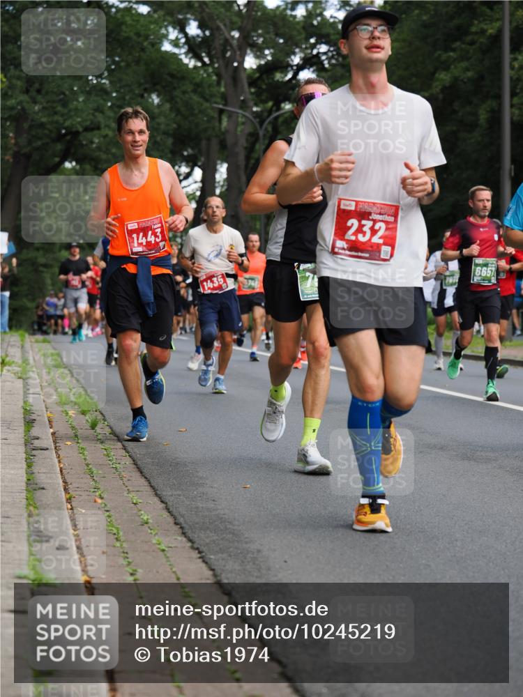 13.09.2026 - 21. swb-Marathon Bremen TobiasT http://msf.ph/oto/10245219 13.09.2026 11:54:59 Laufen 1443, 1435, 232, 6657 meine-sportfotos.de