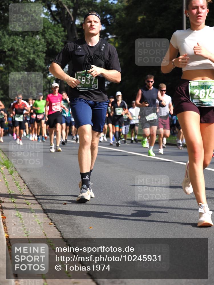 13.09.2026 - 21. swb-Marathon Bremen TobiasT http://msf.ph/oto/10245931 13.09.2026 11:59:17 Laufen 5937, 2614 meine-sportfotos.de
