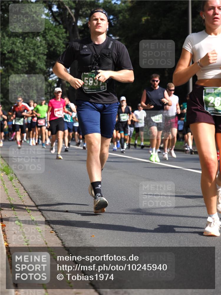 13.09.2026 - 21. swb-Marathon Bremen TobiasT http://msf.ph/oto/10245940 13.09.2026 11:59:17 Laufen 2011, 5937, 26 meine-sportfotos.de